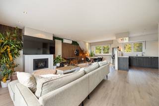 Instapklaar appartement met drie ruime slaapkamers, riant terras en afgesloten garagebox.Gelegen op de tweede verdieping met uitstekende...