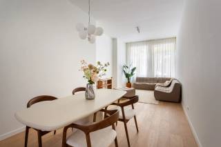 Cet appartement rez-de-chaussée magnifiquement rénové est situé dans la rue Scheldestraat, au pied de la place Marnix. Vous profitez ici du meilleur que le quartier du Zuid a à offrir, à distance de marche de nombreux points d’intérêt tels que le KMSKA, des restaurants conviviaux et des cafés tendance, avec en plus une excellente connexion vers le centre-ville et les axes principaux.<br /><br />En entrant dans l’appartement, vous serez immédiatement séduit par la belle luminosité et la disposition réfléchie. L’espace de vie lumineux, avec une cuisine ouverte élégante attenante, forme le cœur de l’appartement. La cuisine est équipée d’appareils encastrés de qualité et d’un large plan de travail, idéal pour les amateurs de cuisine ou pour recevoir des invités. De plus, la cuisine donne directement accès à la terrasse intérieure, où vous pouvez profiter du calme. Une buanderie pratique avec raccordements pour machine à laver et sèche-linge complète cet espace.<br /><br />L’appartement comprend une chambre principale spacieuse avec des fenêtres coulissantes donnant sur un agréable espace vert extérieur avec terrasse. En outre, deux chambres supplémentaires offrent une grande flexibilité pour être aménagées en chambre d’enfant, bureau, dressing ou chambre d’amis. Deux salles de bains modernes équipées d’une douche à l’italienne viennent compléter ce bien.<br /><br />Deux caves pratiques sont également incluses dans le prix. Une box garage fermée dans l’immeuble peut être acquise pour 75 000 €, un atout exceptionnel dans ce quartier très recherché.<br /><br />En résumé, un appartement clé en main qui combine parfaitement espace, confort et emplacement de choix au Zuid.<br /><br />Intéressé ? Contactez LISTED pour une visite au +32 3 283 51 51.
