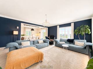 Ruime villa met <strong>VOLLEDIGE ONDERKELDERING (90M²)</strong> en een <strong>ZONOVERGOTEN TUIN</strong> op een rustige ligging. Voorzien van een gunstig EPC, met aanwezigheid van <strong>ISOLATIE EN 32 ZONNEPANELEN. </strong>Deze instapklare woning verwelkomt u via een royale inkomhal en biedt een aangename leefruimte met <strong>OVERVLOEDIGE LICHTINVAL</strong> die naadloos aansluit op de eetplaats en de <strong>VERNIEUWDE OPEN KEUKEN</strong>. Het grote kelderverdiep van <strong>CA. 90M²</strong> omvat een <strong>PRAKTISCHE BERGING</strong>, wasplaats, werkatelier en <strong>INPANDIGE GARAGE</strong>, wat zorgt voor uitzonderlijk <strong>VEEL OPSLAG- EN WERKRUIMTE</strong>. Op de verdieping bevinden zich <strong>DRIE RUIME SLAAPKAMERS </strong>met ingemaakte kasten, aparte dressing en een luxueuze badkamer uitgerust met zowel ligbad als ruime inloopdouche. Buiten geniet u van een ruime oprit, een zonnige tuin met een <strong>MOOI GROEN UITZICHT</strong> en een <strong>AANGENAAM TERRAS</strong> waar het heerlijk vertoeven is. De villa is gelegen in een <strong>RUSTIGE STRAAT</strong>, op korte afstand van het <strong>STATION</strong> en met vlotte verbindingen naar omliggende gemeenten en <strong>BELANGRIJKE INVALSWEGEN</strong>.<br /><br />Adres: Stikte 1 te Geraardsbergen (Moerbeke)<br /><br />Geen renovatieplicht; P-score: A, G-score: A; Bestuursmaatregelen in maatregelenregister: neen.