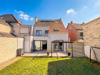 Cette maison unifamiliale, rénovée en 2025 et économe en énergie (label B!), avec une largeur de façade et parcelle de 9 mètres et une...