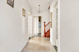 <p><strong>Vrijstaande woning op 668 m² met diepe tuin en ruime garage in Hove</strong></p>
<p>Aan de Mechelsesteenweg in Hove staat deze vrijstaande woning uit 1940. Ze heeft een strakke architectuur met platte daken en ligt op een perceel van 668 m². Het is een degelijke woning met veel ruimte en een uitzonderlijke buitenruimte, klaar om naar eigen smaak te moderniseren.</p>
<p><strong>Indeling</strong><br />Je komt binnen in een lichte inkomhal met een natuurstenen vloer. De woon- en eetkamer liggen in elkaars verlengde, met novylon op de vloer, grote raampartijen en airco. De keuken met tegelvloer is volledig ingericht en heeft een eethoek. Aansluitend ligt de veranda met aansluiting voor was- en droogmachine en rechtstreekse toegang tot het overdekte terras. Op het gelijkvloers is er ook een bureau dat eventueel als slaapkamer kan dienen.</p>
<p>Op de verdieping liggen vier slaapkamers en een badkamer met ligbad, wastafelmeubel en toilet. Onder de woning is er een ruime kelder, onderverdeeld in vier compartimenten.</p>
<p><strong>Buiten</strong><br />Het overdekte terras komt uit op een diepe, rustige tuin die door hagen en oude bomen is afgeschermd. Achteraan op het perceel staat een ruime garage van 50 m², bereikbaar via de oprit naast de woning. Er is ook plaats om meerdere wagens op eigen terrein te parkeren.</p>
<p><strong>Troeven:</strong> vrijstaand, 668 m² grond, 4 à 5 slaapkamers, ruime kelder, garage van 50 m², diepe tuin met overdekt terras.<br /><br />EPC:364KwH/m²/jaar.</p>
<p><strong>Interesse? Contacteer ons voor een bezoek.</strong></p>