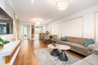 [[ DIT PAND NEEMT DEEL AAN DE ERA OPEN HUIZEN DAG OP 19/9 VAN 11:00 TOT 12:00 ]]
<p>Instapklare woning in Lebbeke met garage, tuin en extra praktijkruimte.</p>

<p>Deze volledig vernieuwde gesloten bebouwing in de Lange Molenstraat combineert comfortabel wonen met een centrale ligging in Lebbeke. De woning verkeert in perfecte staat dankzij vernieuwde leidingen, een nieuwe ketel en conforme elektriciteit, waardoor er geen werken nodig zijn. De ruime tuin van 200 m² biedt een aangename buitenruimte in een groene omgeving, vlak bij scholen, openbaar vervoer en belangrijke invalswegen. Extra troef is de aparte ruimte achteraan de woning, ideaal voor een vrij beroep, hobbyruimte of bureau aan huis. Bovendien beschikt de woning over een garage én parkeermogelijkheid voor de woning.</p>

<p> </p>

<p>Belangrijkste ruimtes:<br />• Ruime living (37 m²) met veel lichtinval<br />• Volledig ingebouwde keuken (12 m²) met inductiekookplaat, oven, vaatwasser en ingemaakte kasten<br />• 4 slaapkamers van 12 m², 13 m² en 14 m²<br />• Badkamer en meerdere toiletten aanwezig<br />• Berging (11 m²) met praktische opbergruimte<br />• Extra ruimte achteraan geschikt voor vrij beroep of praktijk<br />• Kelder (14 m²)<br />• Garage (13 m²)<br />• Tuin van 200 m²</p>

<p>Troeven:<br />• Volledig vernieuwde woning met conforme elektriciteit en geen renovatiewerken<br />• Garage én extra parkeerplaats voor de woning<br />• Mogelijkheid tot vrij beroep dankzij aparte achterliggende ruimte</p>

<p> </p>

<p>Neem vandaag nog contact op voor een bezoek aan deze woning in Lebbeke.</p>

<p>JOUW DROOMHUIS. ZO GEVONDEN!</p>
