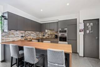 Zeer gunstig en rustig gelegen woning in een wijk zonder doorgaand verkeer. Dit huis bevindt zich op wandelafstand van enkele winkels, de Rupeldijk en natuurgebied. De oprit van de A12 Antwerpen-Brussel ligt op 5 min. rijden. Ideaal voor woon-werkverkeer & gezin met kinderen! Er is parkeergelegenheid in de onmiddellijke omgeving. <br /><br />De indeling is als volgt: -1: een KELDER; GLVL: een inkomhall, een woonkamer met ingemaakte kast, een nieuw en modern ingerichte keuken en een modern ingerichte badkamer met toilet; 1eV: een nachthall en 3 slaapkamers; 2eV: een traphall en 3 slaapkamers. De tuin is volledig aangelegd en heeft een uitweg achteraan, een tuinhuis met terras achteraan & een overdekt terras met aansluiting wasmachine en droogkast. <br /><br />Het bouwjaar is 1957. Nieuwe elektrische installatie & nieuwe CV REMEHA ketel aanwezig. Het dak werd geïsoleerd en voorzien van nieuwe velux dakramen en elektrische rolluiken. Goede EPC score: Label B. De keuring van de elektriciteit is conform. Dit eigendom is instapklaar!