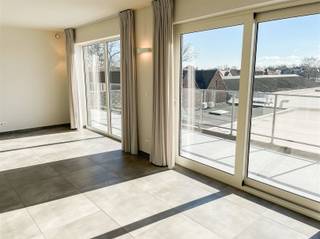<p><span>Appartement récent avec 1 chambre et une grande terrasse, situé en face de la gare de Waregem.</span></p><p><span> </span></p><p><span>AGENCEMENT</span></p><p><span>L'appartement comprend un hall d'entrée avec toilettes, un salon avec une cuisine ouverte spacieuse, une grande chambre, une salle de bains avec douche à l'italienne et un débarras attenant.</span></p><p><span>La très grande terrasse est un atout supplémentaire de cet appartement très lumineux.</span></p><p><span>L'appartement dispose d'une place de parking dont vous bénéficiez d'un droit d'usage.</span></p><p><span> </span></p><p><span>INFORMATIONS PRATIQUES</span></p><p><span>L'appartement est loué.</span></p><p><span>Pour un usage personnel, il faut prévoir un préavis de 6 mois maximum, conformément à l'acte de location.</span></p><p><span> </span></p><p><span>EMPLACEMENT</span></p><p><span>L'appartement est situé dans le centre de Waregem, en face de la gare.</span></p><p><span>Pour plus d'informations et/ou pour prendre rendez-vous, appelez Eefje de l'agence Immo D au'u au 0498 88 88 89.</span></p><p><span> </span></p>