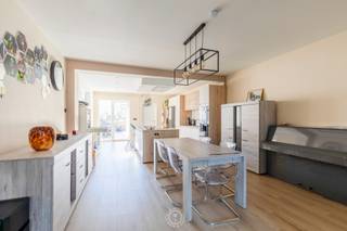 Deze aantrekkelijke woning biedt alles wat u nodig heeft — en meer. Gelegen op een<strong> uitstekende locatie</strong>, bevindt dit bijzonder aangename perceel zich op korte afstand van alle voorzieningen.<br /><br />Via de inkomhal komt u in de<strong> lichtrijke woonkamer</strong>, die naadloos overgaat in de <strong>recent vernieuwde en volledig geïnstalleerde keuken</strong>. Op het gelijkvloers vindt u verder een ruime <strong>badkamer</strong>, uitgerust met een regendouche, badkamermeubel en toilet. Daarnaast beschikt de woning over een droge, praktische kelder met voldoende opbergruimte.<br /><br />Op de eerste verdieping bevinden zich <strong>drie volwaardige slaapkamers</strong> en een <strong>tweede badkamer</strong> met ligbad en toilet. Via een vaste trap bereikt u de <strong>ruime zolderkamer</strong>, die tal van mogelijkheden biedt, zowel als <strong>vierde slaapkamer</strong> of als opslagruimte.<br /><br />Een absolute troef is de <strong>aangename, zuidwestgerichte tuin</strong> met extra berging. Hier geniet u volop van rust, zon en een <strong>prachtig uitzicht</strong> — de ideale plek om te ontspannen.<br /><br />Tot slot beschikt de woning over een <strong>eigen parkeerplaats</strong>, wat een belangrijke meerwaarde is. Alsook de <strong>ingang aan de zijkant </strong>is een grote troef.<br /><br />Interesse? Neem gerust contact op voor meer informatie of een vrijblijvend bezoek via 03 502 98 74 of mail naar kristof@claves.be.<br /><br /><br /> 