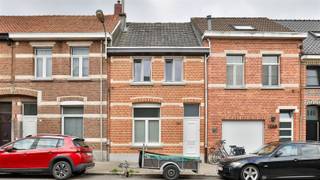 <p><span>In het centrum van Edegem bieden wij u deze gezellige starterswoning met 2 slaapkamers aan. De woning is steeds goed onderhouden geweest maar op heden is enige opfrissing wel aan de orde.</span></p><p><span>De woning werd gebouwd rond 1930 en bevat nog leuke en authentieke elementen. Ze is gelegen op zuidwestgericht perceel van 150m². Achter de woning is er een aangename tuin met tuinberging.</span></p><p><span>De woning is gelegen in directe nabijheid van scholen, winkels, verbindingswegen en openbaar vervoer. Tevens vindt u op wandelafstand het centrum van Edegem.</span></p><p><span>Op heden is de woning verhuurd. De huurovereenkomst kan voor eigen bewoning opgezegd worden mits een opzeg van 6 maanden.</span></p><p><span> </span></p><p><span>De woning beschikt voornamelijk over dubbele beglazing met pvc schrijnwerk. De elektriciteit is nog niet conform aan de voorschriften van het AREI en dient dus vernieuwd te worden.</span></p><p><span>Na keuring werd de woning als "asbestvrij" gecategoriseerd. De centrale verwarming verloopt op gas.</span></p><p><span> </span></p><p><span>Indeling:</span></p><p><span> </span></p><p><span>We betreden de woning in de centrale inkomhal. Aan de linkerzijde van de woning vinden we de lichte leefruimte met hoge plafonds.</span></p><p><span>We lopen verder door naar achter en bereiken de ingerichte keuken. Deze verdient een opknapbeurt. Achter de keuken vinden we de ruime badkamer met ligbad en badkamermeubel met lavabo.</span></p><p><span>Naast de keuken en badkamer, op het gelijkvloers, is er een koer die uitgeeft op de zonnige tuin.</span></p><p><span> </span></p><p><span>Op de eerste verdieping zijn er twee volwaardige slaapkamers.</span></p><p><span>Er is ook een droge kelder op stahoogte.</span></p><p><span>.</span></p><p><span>Graag som ik voor u nog even op troeven op van deze gezinswoning:</span></p><p><span> </span></p><ul><li><span>Centrale locatie in een rustige woonbuurt en toch in het centrum van Edegem. In directe nabijheid van scholen, winkels, openbaar vervoer, ...</span></li><li><span>Uitbreidingsmogelijkheden </span></li><li><span>2 volwaardige slaapkamers </span></li><li><span>Aangelegde tuin met tuinberging</span></li><li><span>Droge kelder</span></li></ul><p><span> </span></p><p><span>EPC: 416kWh/m² (E-label - renovatieverplichting van toepassing).</span></p><p><span>P-score (perceelscore): klasse A</span></p><p><span>G-score (gebouwscore): </span><span>klasse A</span></p><p><span> </span></p><p><span>Voor een bezoek ter plaatse kan u ons contacteren op het nummer 03 449 42 41 of mail ons via hallo@habicom.be.</span></p><p><span>Wenst u de waarde van uw woning te kennen ? Contacteer vrijblijvend onze habicom expert in uw buurt</span></p><p><span> </span></p>