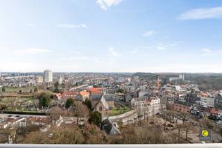 RECENT GERENOVEERD APPARTEMENT MET RUIM TERRAS EN PANORAMISCH UITZICHT!Op de 16de verdieping van een verzorgd en goed onderhouden gebouw bevindt zich...