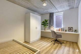 Bent U opzoek naar een waardevaste investering of een kwalitatieve plek voor uw studerende kinderen? Zoek niet verder, Amand 47 is het project die u zoekt!Elke kamer binnen deze studentenvestiging in met oog voor efficiëntie en detail afgewerkt. De kamer is voorzien van de nodige meubels (bed met lattenbodem en kledingkast), en op maat gemaakte bureau zodanig dat de ruimte optimaal benut kan worden. Het pluspunt van deze kamer is dat het sanitaire gedeelte volledig privatief is (douche, wastafel en toilet).Voor de sociale interactie tussen de studenten zijn er gemeenschappelijke ruimtes waar ze terecht kunnen. Zo is er een gemeenschappelijke keuken per blok, maar ook een polyvalente leefkeuken in de A-blok waar men kan kickeren en/of talloze uren kan studeren.In de onmiddellijke buurt van Amand 47 aan het gezellige Sint-Amandsplein vind je winkels, horeca en sportvoorzieningen.Verder is er een binnenplein die zorgt voor een groene oase en heeft iedere kamer een privatieve fietsstallingsplaats.Verkoop onder 21% BTW.Plan vandaag nog uw bezoek, neem contact op met Michelle Decoutere (0493/25 46 81) en ontdek deze unieke kans!Bestuursmaatregelen in het maatregelenregister: nee