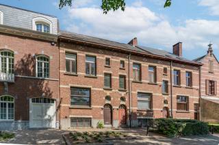 Ligging: <br />Uitstekend gelegen aan het Kasteelplein met zicht op het kasteeltje in een verkeersluwe straat pal in het centrum van Turnhout met alles op wandelafstand. <br /><br />Omschrijving:<br />Deze authentieke herenwoning 'Edelweiss' is uniek gelegen en uniek gebouwd met tal van karaktervolle sierelementen naar een ontwerp van architect L. Van Ravestyn. De woning bestaat uit 4 bouwlagen en een speelse indeling. Op de onderste verdieping vinden we een eetkamer met de te renoveren keuken, badkamer en wasplaats. Op de eerste verdieping treffen we de woonkamer met zitgedeelte waar u een mooi zicht heeft over het water van het kasteeltje. Op de tweede en derde verdieping bevinden zich maar liefst 5 slaapkamers waar men ook de mogelijkheid heeft om een badkamer te voorzien in één van de kamers. De woonst is gelegen op een perceel van 137m² en beschikt over een stadstuin (dewelke nog moet gescheiden worden van de naastliggende woning). Er is tevens de mogelijkheid om een garage aan te kopen dewelke op wandelafstand bereikbaar is.