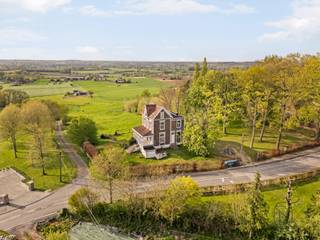 Charmant landhuis met een FANTASTISCH 240° UITZICHT, uniek gelegen aan de voet van het Kluisbos op een uitzonderlijk perceel van 2.936 m²...