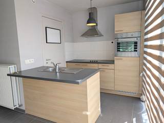 <p><span>Gezellig 1 slaapkamer appartement op gelijkvloerse verdieping met centrale ligging. Dit appartement is makkelijk bereikbaar aangezien het gelijkvloers is.<br />Gelegen vlak aan het station van Herent. Er is een vrij te gebruiken parking voor de deur.<br /><br />De lichtrijke leefruimte heeft uitzicht op een zonnig terras.</span></p><p><span><br />De keuken is voorzien van allerhande handige ingebouwde toestellen ( frigo, kookplaat, wastafel, oven )<br />Er is een slaapkamer die voorzien is van een kleerkast.<br />De badkamer is voorzien van een wastafel en een bad met douche.<br />Naast de keuken is er een berging met wasplaats voorzien en extra bergruimte.<br /><br />Onmiddellijk beschikbaar!<br />De gemeenschappelijke lasten bedragen 80€ per maand.<br />Al het verbruik van energie/water is ten laste van de huurder.<br /><br />Interesse? Vraag uw bezoek aan via onze website.</span></p><p><span> </span></p>