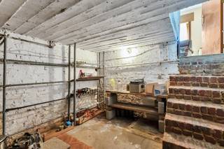 <p>In Roosdaal, op wandelafstand van winkels, scholen en openbaar vervoer, vindt u deze te renoveren woning met tuin en oprit, gelegen op een perceel van 468 m². Op het gelijkvloers vindt u een lichtrijke woonkamer van 30 m², een aparte eetkamer van 10 m² en een vernieuwde keuken van 10 m² Achteraan vinden we nog de gezellige veranda van 26 m², die uitgeeft op de tuin. De ruime garage van 38 m² biedt bijkomende bergruimte. Op de bovenverdieping treft u drie slaapkamers aan, met respectievelijke oppervlaktes van 12 m², 16,5 m² en 7 m², aangevuld met een badkamer van 8 m² met bad, toilet en enkele lavabo. Zolder en kelder aanwezig. Het EPC-label is E (474 kWh/m²), renovatieplicht. Rustig gelegen, maar toch nabij invalswegen richting onder meer Aalst, Ninove en Brussel. Stedenbouwkundige inlichten en maatregelenregister in aanvraag.</p>