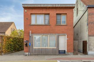 Nous entrons dans la maison par le mur latéral où nous nous trouvons dans la cuisine.La cuisine est équipée d'une cuisinière à gaz, d'une...