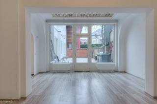 <p><span>Gelijkvloers appartement met terras!</span></p>
<p><span> </span></p>
<p><span>Dit appartement is gelegen op het gelijkvloers van een gerenoveerd pand met een gemeenschappelijke gang in de prachtige art deco stijl. Vanuit de inkomhal hebt u toegang tot de keuken die over alle comfort beschikt; een vaatwasser, een ijskast, een oven en een keramische kookplaat. Deze geeft uit op de leefruimte met veel lichtinval en authentieke elementen zoals een mozaïek-koepel. Vanuit de leefruimte heeft u toegang tot het gezellige terras. Verder heeft u een ruim slaapgedeelte van ca. 16 m². De badkamer beschikt over een lavabo met spiegel, een toilet en een douche. Verder is er een bergruimte voorzien waar u een wasmachine kan aansluiten. Tenslotte hebt u nog een private kelderruimte en kan u de fiets opbergen in de fietsenstalling.</span></p>
<p><span> </span></p>
<p><span>De locatie is zeer centraal: kortbij het Centraal Station, de Keyserlei en de Meir. De winkels op het Sint-Jansplein en de Paardenmarkt zijn op wandelafstand.</span></p>
<p><span> </span></p>
<p><span>Dit appartement is beschikbaar vanaf 1/8/2026. De gemeenschappelijke kosten bedragen 75 euro/maand en omvatten de verlichting en elektriciteit + onderhoud van de gemeenschappelijke delen. De minimum duur van de huurovereenkomst is 3 jaar.</span></p>
