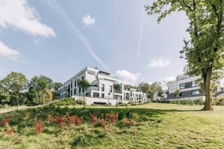 Telefoon: 02 318 18 08 of new.brussels@weinvest.be - Een nieuwe fase in het project Promenades d'Uccle - een klein gebouw met 16 nieuwe appartementen met 2 en 3 slaapkamers in het hart van de Natura 2000-zone (gegarandeerd niet-bouwbaar), die voldoen aan de nieuwste normen op het gebied van thermische en akoestische isolatie (driedubbele beglazing, individuele vloerverwarming, ventilatie met dubbele stroming type D+, regenwaterterugwinningstank, enz.) Dit nieuwe gebouw wordt gebouwd op een steenworp afstand van de bomen en hun rustgevende biodiversiteit. Les Promenades d'Uccle is de zekerheid van een betonnen verbinding met een groene omgeving in een resoluut eigentijds kader. Een project voor natuurliefhebbers dat u in geen geval mag missen!