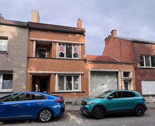 <p>Te koop in hartje Leuven – te renoveren woning met tuin, ruime garage en atelier van 50 m² recht tegenover een speelterrein met klein plein en parkje, het “Arthur De Greefplein”. <strong>Een unieke opportuniteit voor wie wonen en werken wil combineren!</strong></p>
<p>Via de inkomhal kom je in de woonkamer met eetplaats in 2 doorlopende plaatsen.<br />Een trap lager vind je de verdieping die gelijk loopt met de tuin, hier is momenteel de keuken, een berging, een wasplaats en dus toegang tot de tuin.Op de tussenverdieping is er een badkamer met ligbad, douche, lavabo en toilet.<br />Op de tweede verdiepingen bevinden zich twee slaapkamers en een overdekt balkon met zicht op het park aan de overkant van de straat!<br />De ruime zolderverdieping is bereikbaar met een vaste trap en heeft met geïsoleerd dak en biedt bovendien mogelijkheden voor verdere afwerking in extra slaapkamers.<br /><strong>Een absolute troef is het atelier/grote garage van maar liefst 50 m²</strong>, met een extra hoge toegangspoort, aansluitende opslagruimte en kelder met toegang tot de tuin. Deze ruimte is bijzonder interessant voor zelfstandigen, vakmensen of wie nood heeft aan een ruime werkplaats. <br />Mits de nodige vergunningen en een grondige renovatie kan ook een herbestemming tot woning worden verkregen.</p>
<p>Een veelzijdig pand met ruimte, karakter en mogelijkheden, ideaal voor wie op zoek is naar een woning met extra werkruimte op een centrale locatie in Leuven. Kindvriendelijke buurt!</p>