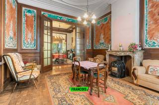 Ontdek dit karaktervolle te renoveren herenhuis (bouwjaar 1850), gelegen op een perceel van 186 m² met een bewoonbare oppervlakte van ca. 288 m². <br /><br />Bij het betreden van de woning komt u terecht in een royale inkomhal die meteen de toon zet. Aansluitend bevindt zich een ruime leefruimte met een kachel op steenkool, hoge plafonds van maar liefst 3m78, wat zorgt voor een uitzonderlijk gevoel van ruimte en licht. De keuken geeft rechtstreeks toegang tot een aangename, zuid gerichte buitenkoer, ideaal om in alle rust te genieten.<br /><br />Op de eerste verdieping bevinden zich twee volwaardige kamers, waarvan één beschikt over een terras en een ensuite badkamer, terwijl de andere kamer voorzien is van een balkon. De tweede verdieping biedt nog twee ruime kamers, aangevuld met een dressing of bureauruimte. Op de derde verdieping, tevens de zolderverdieping, vindt u een polyvalente ruimte en een bijkomende bureauruimte, perfect in te richten volgens uw noden.<br /><br />Daarnaast beschikt de woning over twee tussenverdiepingen met telkens sanitaire voorzieningen, waaronder twee toiletten en een douchekamer.<br /><br />Divers: Nieuw dak en verwarmingstoestel (aardgas) sinds 2021, enkele beglazing in houten raamprofiel, elektriciteit niet conform, planché, vinyl en tegelvloeren, kelder +wijnkelder aanwezig.<br /><br />Dit pand combineert authentieke charme met indrukwekkende volumes en biedt tal van mogelijkheden voor wie op zoek is naar een ruim woonproject met karakter. Contacteer snel Davy Vermander voor een afspraak.<br /><br />