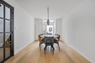 <p><span>Welkom in dit prachtige familiehuis in Antwerpen dat het perfecte evenwicht biedt tussen comfort, stijl en ruimte. Met 210 vierkante meter leefoppervlak en een grondoppervlak van 100 vierkante meter, biedt deze woning volop mogelijkheden voor een gezin dat naar iets bijzonders zoekt.</span></p><p><span> </span></p><p><span>Dit modern gerenoveerde huis beschikt over vijf slaapkamers, ideaal voor gezinnen van verschillende groottes of voor degenen die extra ruimte wensen voor een kantoor of gastenvertrek. De twee badkamers zijn beide voorzien van premium materialen en contemporary design. De ene badkamer straalt elegantie uit met een freestanding soaking tub en luxe marmeren tegels, terwijl de tweede badkamer functioneel en stijlvol is ingericht.</span></p><p><span> </span></p><p><span>De leefruimtes zijn werkelijk uitnodigend. De ruime woonkamer aan de voorzijde beschikt over grote ramen die volop natuurlicht toelaten en creëert een warme, gastvrije sfeer. Een open keuken grenst aan deze leefruimte en biedt een uitstekende manier om in contact te blijven met familie en gasten terwijl je kookt. De afwerking van de keuken is modern en functioneel, met kwalitatieve apparatuur en veel opslagruimte.</span></p><p><span> </span></p><p><span>Een opvallend kenmerk is de eetsituatie met directe toegang tot een fantastische tuin. Deze buitenruimte is voorzien van een aangenaam overdekt terras, perfect voor ontspanning en buitengastheerschap. De ruime garage biedt niet alleen praktische opslagruimte maar ook bescherming voor voertuigen en fietsopberging.</span></p><p><span> </span></p><p><span>De trappenhal, met zijn warme houten trappen en elegante wit geschilderde muren, creëert een naadloze verbinding tussen de verschillende verdiepingen. Overal in het huis zie je aandacht voor detail: subtiele verlichting, goed gekozen kleuren en ruime inplanting maken elke ruimte aangenaam.</span></p><p><span> </span></p><p><span>Dit huis in hartje Antwerpen biedt een ideale combinatie van wooncomfort en moderne voorzieningen, perfect voor families die waarde hechten aan ruimte, stijl en kwaliteit.</span></p>