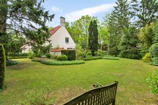 Gelegen nabij het kasteel van ’s-Gravenwezel bevindt zich deze elegante villa, uitstekend gelegen in een groene en residentiële omgeving met een zeer vlotte bereikbaarheid. Scholen, openbaar vervoer en de centra van zowel ’s-Gravenwezel als Schilde bevinden zich op korte afstand, terwijl de omliggende natuur een ideale omgeving vormt voor wandel-, fiets- en sportliefhebbers.<br />Deze villa combineert ruimte, licht en een uitzonderlijk potentieel op een gegeerde locatie.<br /><br /><strong>Indeling</strong><br />Via de ruime inkomhal met gastentoilet en vestiairegedeelte wordt u verwelkomd in de woning. Vanuit de hal heeft u toegang tot de verschillende leefruimtes, waaronder de bureauruimte, de keuken en de woonkamer.<br /><br />De lichtrijke woon- en eetkamer geniet dankzij de grote raampartijen van een prachtige connectie met de tuin en een overvloed aan natuurlijk licht. De groene omgeving vormt hier een rustgevend decor dat de leefruimtes een bijzonder aangename sfeer geeft.<br /><br />Aansluitend bevindt zich de volledig uitgeruste keuken met aanpalend een praktische berging, die rechtstreeks toegang biedt tot de dubbele inpandige garage.<br /><br />Zowel via de woonkamer als via de keuken bereikt u de prachtig aangelegde tuin met ruim terras en zonnetent, een heerlijke plek om te genieten of gasten te ontvangen.<br /><br />Op de eerste verdieping bevinden zich vijf slaapkamers en twee badkamers, wat deze woning bijzonder geschikt maakt voor grotere gezinnen of wie extra ruimte wenst voor bureau of hobby’s.<br />Tot slot beschikt de woning nog over een praktische opbergzolder en een kruipruimte onder de volledige woning.<br /><br />Een eigendom die rust, ruimte en woonkwaliteit combineert op een absolute toplocatie, met bovendien de mogelijkheid om deze villa verder naar eigen smaak en hedendaagse normen te verfijnen.<br /><br /><strong>Bijzonderheden</strong><br />+ Prachtige villa met uitzonderlijk potentieel<br />+ Zonnige oriëntatie<br />+ Uitstekende en groene ligging<br />+ 5 slaapkamers en 2 badkamers<br />+ Dubbele inpandige garage<br />+ Prachtig aangelegde tuin met terras