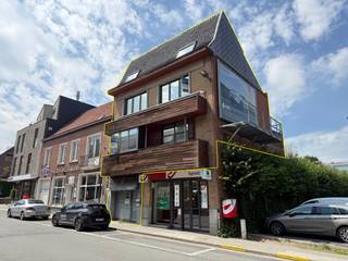 Bent u op zoek naar een ruim en comfortabel appartement, centraal gelegen nabij winkels, warenhuizen, de markt en andere voorzieningen? Dan is dit uniek appartement beslist een bezoek waard.<br /><br />Dit appartement, verdeeld over drie verdiepingen, bevindt zich op een boogscheut van de markt van Tielt. Dankzij de ruime parkeermogelijkheden in de directe omgeving geniet u bovendien van een uitstekende bereikbaarheid. <br /><br />Indeling van het pand:<br />- Gelijkvloers: Inkom via het handelspand met toegang tot de traphal.<br />- Eerste verdieping: Ruime en lichtrijke leefruimte met eet- en zithoek, open keuken, gastentoilet.<br />- Tweede verdieping: Nachthal, twee ruime slaapkamers, badkamer.<br />- Derde verdieping: Royale open ruimte die kan worden ingericht als extra slaapkamer, hobbyruimte, bureau,...<br /><br />Vanuit de leefruimte heeft u toegang tot een terras aan de voorzijde van het gebouw en een bijzonder ruim en zonnig terras aan de achterzijde, waar u in alle rust kunt genieten van het buitenleven. <br /><br />Troeven:<br />- Maar liefst 267 m²;<br />- Twee ruime slaapkamers met mogelijkheid tot een derde slaapkamer,<br />- Groot en zonnig terras,<br />-....<br /><br />Interesse? Contacteer ons vandaag nog voor een persoonlijk bezoek en ontdek zelf de ruimte, het comfort en de uitstekende ligging van dit bijzonder appartement.