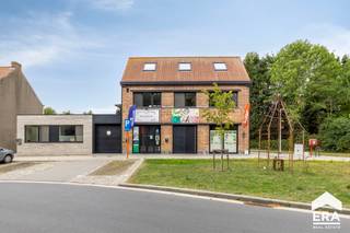 <p>Op een strategische commerciële ligging in Snaaskerke, vlak bij Gistel, bevindt zich dit volledig vernieuwde en energiezuinige handelspand. Het pand geniet van een prominente zichtlocatie langs een drukke doorgangsweg, met een sterke dagelijkse passage en een vlotte verbinding richting Gistel, Oostende en de omliggende gemeenten. Een ligging die zorgt voor uitstekende visibiliteit, bereikbaarheid en commerciële uitstraling.</p><p>Het geheel omvat twee polyvalente handelsruimtes, waarvan één momenteel wordt uitgebaat als buurtwinkel (ca. 205 m² – EPC-label A). Dankzij hun flexibele indeling zijn de ruimtes geschikt voor uiteenlopende activiteiten zoals detailhandel, kantoor, vrij beroep of dienstverlening. De voorziene keukeninfrastructuur creëert bovendien mogelijkheden voor horeca en andere commerciële concepten.</p><p>Beide handelsruimtes zijn uitgerust met airconditioning en zonnepanelen. Daarnaast is er een afzonderlijke garage, ideaal als extra stockage of praktische ondersteuning van de handelsactiviteit.</p><p>Voor ondernemers die belang hechten aan zichtbaarheid en bereikbaarheid, vormt vooral de ligging een absolute troef: langs een drukke verbindingsas in Snaaskerke, op korte afstand van Gistel en met vlotte aansluiting naar de ruimere regio.</p>