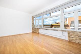 LAEKEN, vlak bij alle voorzieningen: ontdek dit prachtige appartement met 1 slaapkamer van ± 70 m², gelegen op de 4e verdieping van een gebouw met lift. Het is in 2020 volledig gerenoveerd met hoogwaardige materialen en biedt een gezellige, comfortabele en direct bewoonbare leefomgeving.
Meteen bij binnenkomst zult u worden verleid door de prachtige natuurlijke lichtinval en de uitnodigende sfeer. De woonkamer van ±26,5 m², die de hele dag door badend in het licht is, vormt een aangename leefruimte die wordt verfraaid door een elegant parket en verzorgde afwerkingen. De ingerichte keuken past harmonieus in het geheel en biedt comfort en functionaliteit voor het dagelijks leven. Het slaapgedeelte bestaat uit een comfortabele slaapkamer van ±12,5 m² met extra isolatie die rust en sereniteit garandeert, evenals een moderne en functionele doucheruimte.
Buiten vormt het terras van ±7 m² op het westen een echt verlengstuk van de leefruimtes, ideaal om te genieten van zonnige avonden.
De woning beschikt tevens over talrijke troeven: elektriciteit conform de voorschriften, PVC-ramen met dubbele beglazing, collectieve gasverwarming, een eigen kelder van ±12 m² en een inbouwkast in de inkomhal.
Dit appartement ligt vlak bij winkels, openbaar vervoer en voorzieningen en is een mooie kans voor een eerste aankoop of als investering.
Raming servicekosten: 170€/maand
Kadastraal inkomen: 766 € (niet geïndexeerd)
EPB: F, 278kWh/ (m²/ jaar)