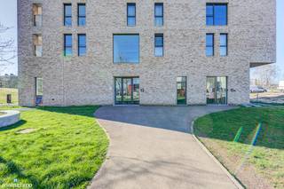 MODERN AFGEWERKT APPARTEMENT MET OVERDEKT TERRAS, KELDERBERGING EN RUIME AUTOSTAANPLAATS NABIJ HASSELT CENTRUM<br /><br />Dit moderne appartement bevindt zich in de Kapertoren, gelegen aan de Elfde Liniestraat 13/702 te Hasselt. Dankzij de uitstekende ligging bevinden winkels, restaurants, scholen, openbaar vervoer en het bruisende stadscentrum van Hasselt zich op wandelafstand. Ook het Kapermolenpark en de Japanse Tuin bevinden zich vlak voor de deur.<br /><br />Het appartement is gelegen op de 7de verdieping en is bereikbaar met de lift en/of trap. Hierdoor geniet het appartement van een prachtig en weids uitzicht over Hasselt. Bovendien bevindt het Dusartplein zich in de nabije omgeving, waardoor u optimaal kan genieten van de talrijke evenementen die deze locatie te bieden heeft. Dankzij de centrale ligging bereikt u bovendien vlot de omliggende steden en bevinden de op- en afritten van de snelweg zich op minder dan 10 minuten rijden. De grote ring van Hasselt is bereikbaar in slechts 1 minuut rijden.<br /><br />De indeling is als volgt:
<ul>
<li><span>Inkomhal.</span></li>
<li><span>Apart toilet.</span></li>
<li><span>Lichtrijke woonkamer met open keuken. De keuken is uitgerust met een inbouwkoelkast, combi-oven, keramische kookplaat met afzuigkap en vaatwasser.</span></li>
<li><span>Praktische berging.</span></li>
<li><span>Slaapkamer.</span></li>
<li><span>Badkamer voorzien van een douche en dubbele lavabo.</span></li>
<li><span>Ruim overdekt terras met een prachtig uitzicht over Hasselt.</span></li>
</ul>
Daarnaast beschikt het appartement over een ruime ondergrondse autostaanplaats, een gemeenschappelijke fietsenberging en een privatieve kelderberging.<br />Tot slot is het appartement voorzien van een tv-meubel, lampen en gordijnen.<br /><br />De gemeenschappelijke kosten bedragen € 110,00 per maand. Dit bedrag omvat de kosten voor de gemeenschappelijke delen en een maandelijkse provisie voor de verwarming van het appartement.<br /><br />Wenst u dit moderne appartement graag te bezichtigen? Contacteer ons vrijblijvend via info@matisimmo.be.