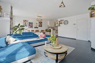 Recent appartement met privatieve tuin (346m²) en ruim terras (40m²) in het centrum van Woumen!<br /><br />Bent u op zoek naar een energiezuinig, instapklaar appartement met een unieke combinatie van comfort, ruimte en buitenbeleving? Dan is dit pareltje in het centrum van Woumen precies wat u zoekt!<br /><br />Dit recent appartement verwelkomt u met een aangename inkomhal met gastentoilet en leidt u naar de lichtrijke leefruimte met open, geïntegreerde keuken. Dankzij de grote raampartijen geniet u hier de hele dag door van een overvloed aan natuurlijk licht en een mooi zicht op het buitengebeuren.<br /><br />Het appartement beschikt over twee volwaardige slaapkamers en een badkamer met douche.<br /><br />De absolute blikvanger? Het ruime terras van maar liefst 40 m² en een privatieve tuin van 346 m². Een zeldzame troef die garant staat voor ultiem genieten, ontspanning en gezellige momenten met familie en vrienden.<br /><br />Bovendien is er de mogelijkheid tot aankoop van een garage, wat het comfortplaatje compleet maakt.<br /><br />De vermelde prijs is een richtprijs, elk bod wordt voorgelegd aan de eigenaar die zich het recht voorbehoudt om dit te aanvaarden of te weigeren.<br /><br />Neem voorsprong met een vrijblijvende en gratis schatting van uw eigendom via:<br />http://www.residentievastgoed.be/gratisonlineschatten<br /><br />EPC: A label (Ref: DI00056)