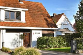 <p><span>Located on </span><strong><span>Ortolanenstraat in Kessel-Lo</span></strong><span>, this charming semi-detached house enjoys a </span><strong><span>quiet, dead-end street</span></strong><span> in a pleasant, family-friendly residential neighbourhood. The property combines a particularly peaceful setting with excellent accessibility, just a short bike ride from Leuven city centre and the railway station. Schools, shops, green parks and major transport links are also nearby. </span><strong><span>With a school on the same street, this is an ideal home for families with children.<br /><br /></span></strong><span>The property has undergone </span><strong><span>several renovations in recent years</span></strong><span>, with a strong focus on comfort, a sense of space and contemporary living. The ground floor has been opened up to create a </span><strong><span>bright and welcoming open-plan living area</span></strong><span>, offering a seamless connection to the terrace and garden. New flooring has been installed, practical built-in cupboards have been added, and a </span><strong><span>new, high-quality kitchen with beautiful finishes</span></strong><span> has been fitted.<br /><br /></span><span>Several technical and energy-efficiency improvements have also been made, including the installation of a </span><strong><span>new heating system, cavity wall insulation and a water softener</span></strong><span>.<br /><br /></span><span>The property currently offers </span><strong><span>four bedrooms</span></strong><span>, making it particularly suitable for families or anyone looking for additional space for a home office or hobby room. There is also a </span><strong><span>practical integral garage</span></strong><span>, providing convenient parking and additional storage space.<br /><br /></span><span>One of the property's highlights is its </span><strong><span>cosy and inviting garden</span></strong><span>, featuring several cosy seating areas. Whether you want to unwind, enjoy outdoor dining or entertain friends and family, the garden offers a lovely setting throughout the day.<br /><br /></span><span>Finally, </span><strong><span>the location is a major asset</span></strong><span>. The neighbourhood is known for its pleasant residential atmosphere, quiet streets and nearby green spaces. With </span><strong><span>a school on the same street</span></strong><span>, Leuven city centre and railway station within easy reach, and convenient access to the E40 motorway, this property offers </span><strong><span>the perfect combination of peaceful, family-friendly living and excellent connectivity</span></strong><span>.<br /><br /></span><strong><span>A charming family home with four bedrooms, a lovely garden and an excellent location in Kessel-Lo!</span></strong></p>