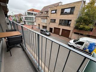 Appartement très spacieux et meublé avec trois chambres à louer dans la Boudewijnlaan à Knokke. Situé au premier étage. Très grand séjour avec terrasse, cuisine entièrement équipée, buanderie, douche séparée, salle de bains avec baignoire et trois chambres à coucher. Deuxième terrasse à l’arrière.<br /><br />Cave et local à vélos.<br /><br />Les charges sont à 50 € par mois.