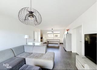 <p><span>Dit ruime en lichtrijke appartement is gelegen in een verzorgde residentie uit 2008 en is bereikbaar via de lift. De inkomhal geeft toegang tot de aangename leefruimte met aansluitend een open, ingerichte keuken, uitgerust met een keramische kookplaat, dampkap, oven, koelkast en vaatwasmachine. Naast de keuken bevindt zich een praktische berging met aansluiting voor een wasmachine. Het appartement omvat twee volwaardige slaapkamers en een badkamer, ingericht met een ligbad en een dubbele wastafel in meubel. Het appartement beschikt bovendien over twee afzonderlijke toiletten en een ruime bergzolder, bereikbaar via een schuiftrap. Het terras en de bijbehorende autostaanplaats maken het geheel compleet. Dankzij het gunstige EPC-label B geniet u van een energiezuinig wooncomfort. Het appartement is beschikbaar vanaf 1 november 2026.</span></p><p><span> </span></p>