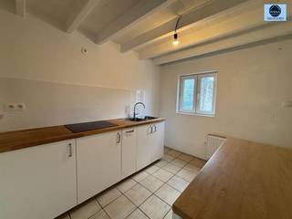 <p><span>RUSTIEKE WONING MET 3 KAMERS TE EVERBEEK</span></p><p><span>Richtprijs : 169.000 euro</span></p><p><span> </span></p><p><span>Deze op te frissen woning is gelegen in het landelijke Everbeek, nabij Brakelbos.</span></p><p><span>Beneden treft u de leefruimte met veel lichtinval en zicht op tuin, aansluitend treft u de keuken en de badkamer voorzien van bad, lavabo en toilet.</span></p><p><span>Boven bevinden zich 3 kamers en een 2de badkamer voorzien van douche, lavabo en toilet.</span></p><p><span>Kelder aanwezig.</span></p><p><span>Zolderruimte en oude stallingen bieden uitbreidingsmogelijkheden.</span></p><p><span>Mits de nodige aanpassingen kan dit omgetoverd worden naar een pareltje.</span></p><p><span> </span></p><p><span>Voor info of bezoek bel 0489/54.69.99 of stuur een email naar dylan@svena.be.</span></p><p><span> </span></p><p><span>Deze gegevens zijn louter informatief en wij kunnen niet aansprakelijk gesteld worden voor eventuele onjuistheden.</span></p><p><span>De bewoonbare oppervlakte is slechts indicatief.</span></p><p><span> </span></p>