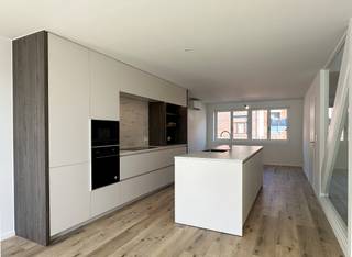 Op zoek naar een instapklare woning met veel ruimte en een gunstige ligging?<br />Deze woning combineert een uitstekende bereikbaarheid met een doordachte indeling en een zeer energiezuinig label dankzij de zonnepanelen, thuisbaterij én warmtepomp.<br /><br />Op het gelijkvloers tref je een ruime garage van meer dan 50m² met automatische poort, ideaal voor wie extra opslagruimte nodig heeft of een hobby wil uitoefenen, want achteraan bevindt zich nog een berging van 13m².<br /><br />Een trap brengt je naar de eerste verdieping, waar je via de hal toegang krijgt tot een apart gastentoilet.<br />De lichtrijke leefruimte loopt naadloos over in de open geïnstalleerde keuken voorzien van duurzame toestellen. Er is rechtstreekse toegang tot het Zuidgericht terras.<br />De bovenverdieping baadt in het zonlicht dankzij de twee lichtkoepels in zowel de hal als de badkamer. Er zijn drie slaapkamers waarvan 2 voorzien zijn van rolluiken. <br />De volledig vernieuwde badkamer is voorzien van inloopdouche, lavabomeubel, toilet en aansluiting voor wasmachine. <br /><br />Deze woning beschikt over een gunstig EPC-label A, een conforme elektrische keuring en is volledig asbestveilig.<br />Interesse? Wees er snel bij en plan een bezoek! 03/775.44.10 - info@immo-jet.be