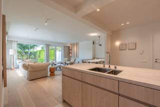 Welkom in Atlantide, een uitzonderlijk tuinappartement in een elegante villa-residentie op een toplocatie nabij het strand van Knokke-Het Zoute...