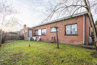 Deze op te frissen woning is gelegen in een groene en rustige woonwijk, nabij het centrum en het station van Ronse. De kindvriendelijke omgeving en...