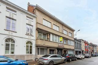 Ce projet comprend deux parcelles cadastrales. Au premier étage, nous avons un appartement prêt à l'emploi avec une entrée, un espace de vie...