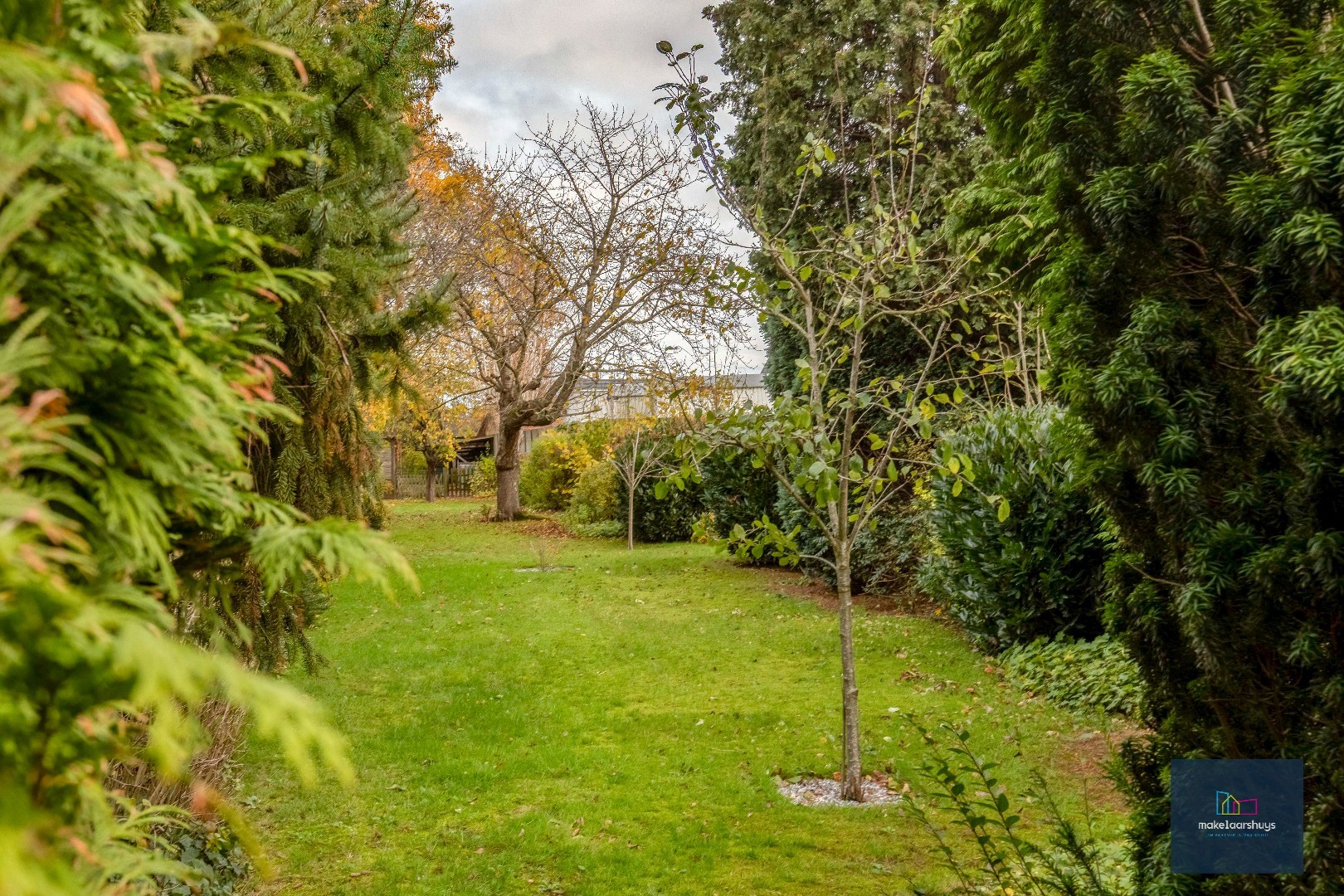 Verzorgde halfopen bebouwing met grote tuin en carport - foto 3