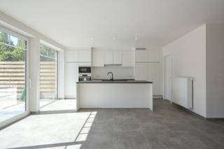 De woning is volledig instapklaar, kwalitatief afgewerkt en voorzien van centrale verwarming op aardgas, hoogrendementsglas en zonnepanelen.<br /><br />Indeling: inkom met apart toilet, ruime leefruimte met veel lichtinval en schuifraam naar de tuin, volledig uitgeruste keuken met AEG-toestellen en aansluitende berging met wasvoorziening en technische installaties. De tuin is volledig omheind en beschikt over een terras en tuinhuis. Regenwater en stadswater zijn beide aangesloten.<br /><br />Op de eerste verdieping: drie slaapkamers, een dressing, apart toilet en een badkamer met inloopdouche, ligbad en enkele lavabo. De zolder is geïsoleerd en uitgerust met ventilatiesysteem, ideaal als extra berging of werkruimte.<br /><br />Huurprijs: €1.150,00 per maand. Ref. OU27744.