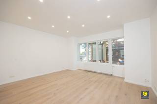 <p><span>Recent gerenoveerd 1-slaapkamerappartement op toplocatie!</span></p><p><span>Welkom in dit instapklare 1-slaapkamerappartement op de eerste verdieping, gelegen in de rustige maar centrale Eduard Arsenstraat in Mortsel. Het appartement werd volledig gerenoveerd en biedt een moderne woonervaring met alle comfort en een stijlvol design. Bovendien werd het volledige appartementsgebouw in 2024 grondig gerenoveerd, waardoor u zorgeloos kan genieten van een kwalitatieve en duurzame woonst.</span></p><p><span>Indeling:</span></p><ul><li><span>Leefruimte &amp; keuken: een lichtrijke leefruimte waar u heerlijk kan ontspannen en naar eigen smaak kan inrichten. De open, volledig uitgeruste keuken met strakke afwerking en inbouwtoestellen maakt het plaatje compleet.</span></li><li><span>Slaapkamer &amp; badkamer: een ruime slaapkamer die rust en comfort uitstraalt. De moderne badkamer is uitgerust met een inloopdouche en strak sanitair.</span></li><li><span>Kelderruimte: mogelijkheid tot aankoop van een private kelderberging (vanaf 3.500).</span></li></ul><p><span>Troeven op een rij:</span></p><ul><li><span>Volledig gerenoveerd appartement</span></li><li><span>Appartementsgebouw volledig gerenoveerd in 2024</span></li><li><span>Gunstig EPC (A-label)</span></li><li><span>Kleinschalig gebouw = lage gemeenschappelijke kosten</span></li><li><span>Centrale ligging met alle voorzieningen in de buurt</span></li></ul><p><span>Ideaal voor starters of investeerders die op zoek zijn naar een instapklaar appartement met een duurzame meerwaarde. Plan vandaag nog uw bezoek en laat u verrassen!</span></p><p><span> </span></p>