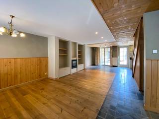 In Oostkerke, deelgemeente van Diksmuide, bevindt zich deze gerenoveerde woning met volgende indeling:GELIJKVLOERS:Ruime leefruimte en bureauhoekje -...