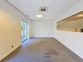 Dit moderne kantoor (192 m²) geniet een uitstekende en strategische ligging langs de N9 in Melle. Dankzij deze toplocatie is het kantoor bijzonder vlot bereikbaar en geniet het bovendien van een hoge visibiliteit en passage.<br /><br />Voor het gebouw zijn ruime parkeermogelijkheden voorzien, beschikbaar mits een meerprijs. Daarnaast bevindt zich een bushalte vlak voor de deur, waardoor zowel medewerkers als klanten het kantoor eenvoudig met het openbaar vervoer kunnen bereiken.<br /><br />De kantoorruimte wordt gekenmerkt door grote raampartijen die zorgen voor een aangename hoeveelheid natuurlijk licht in de verschillende ruimtes. Aan de achterzijde beschikt het kantoor bovendien over een terras met een prachtig zicht op het omliggende groen, wat zorgt voor een rustige en aangename werkomgeving.<br /><br />Oppervlakte:<br />Kantoor (gelijkvloers): 192 m²<br /><br />Specificaties:<br />- Bouwjaar: 2005<br />- Renovatiejaar: 2022<br />- Onthaal<br />- Burelen/consultatieruimtes<br />- Meetingroom<br />- Sanitair (d/h)<br />- Ingerichte keuken <br />- Alarmsysteem<br />- Verhoogde vloer <br />- Warmtepomp (koeling en verwarming)<br />- Hoogrendementsbeglazing<br />- Aparte tellers<br />- Zonnepanelen<br /><br />Beschikbaarheid: <br />Onmiddellijk beschikbaar.<br /><br />Hebt u interesse in dit kantoor te huur in Melle? Neem zeker contact op via 09 245 35 35 of business.gent@dewaele.com