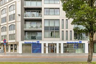 Het pand is momenteel ingericht als kantoor, maar leent zich dankzij de flexibele indeling en de indrukwekkende gevelbreedte met royale etalage perfect voor diverse doeleinden. Of het nu gaat om een kantoorfunctie (vrij beroep, consultancy, agentschap) of een pure handelsfunctie (boetiek, showroom, etc.) – uw zaak springt hier gegarandeerd in het oog.<br /><br />Het pand is momenteel verhuurd, maar de huurders vertrekken eind 2026. Dit betekent dat het pand vanaf begin 2027 volledig vrij van gebruik is voor uw eigen plannen of een nieuwe invulling.<br /><br />Indeling en troeven<br />Gelijkvloers (ca. 252 m²):<br />Grote raampartijen die zorgen voor enorm veel natuurlijk licht en een perfecte etalageruimte.<br />Momenteel opgesplitst in verschillende functionele kantoorboxen, ideaal voor privacy of aparte werkplekken.<br />Voorzien van eigen sanitair en praktische bergruimtes.<br /><br />Verdieping -1 (ca. 36 m²):<br />Een discrete, aparte ruimte perfect voor meetings of presentaties.<br />Uitgerust met een eigen keukentje en extra sanitair, wat zorgt voor een volledig autonome werkomgeving.<br /><br />Technische specificaties<br />Bouwjaar: 2012 (moderne en degelijke constructie)<br />Centraal verwarmd op gas én uitgerust met een airconditioningsysteem <br /><br />Een instapklaar, strategisch gelegen vastgoed met een onbetaalbare visibiliteit aan de Oostendse haven. <br /><br />Huurwaarborg: 3 maanden<br />Onroerende voorheffing ten laste van de huurder adhv aanslagbiljet.<br />Direct beschikbaar!<br /><br />Interesse of een bezoek plannen? Neem vandaag nog contact met ons op voor meer informatie of een rondleiding ter plaatse.<br /><br />Bestuursmaatregelen in het maatregelenregister: nee