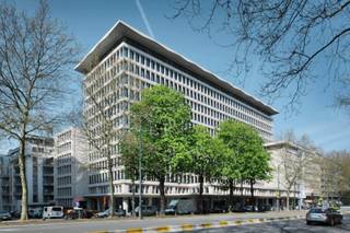 Kantoorgebouw ideaal gelegen aan de prestigieuze Louizalaan, tussen de Rue du Bailli en het Terkamerenbos. Talrijke faciliteiten in de onmiddellijke omgeving: winkels, restaurants, bars, sporthal, enz. Terras en tuin aan de achterzijde, volledig gerenoveerd. Gemakkelijk bereikbaar met het openbaar vervoer.<br />Parkeerplaats IN: €1.885/kavel/jaar.