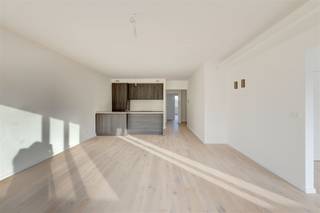 <p><span>Vlakbij de </span><span>Markgravewijk </span><span>vinden we in de Lange Lozanastraat te Antwerpen dit </span><span>nieuwbouw appartement</span><span> te koop. </span><span>Naar bereikbaarheid kan je niet centraler wonen! Het </span><span>centrum van Antwerpen </span><span>bevindt zich op slechts enkele minuten met de fiets of te voet. In no time bereik je </span><span>allerlei winkels</span><span>, horecagelegenheden, openbaar vervoer en scholen.</span><span> </span></p><p><span> </span></p><p><span>Het </span><span>nieuwbouw appartement</span><span> is </span><span>super lichtrijk </span><span>en heeft een bruikbare oppervlakte van zo'n </span><span>116m²</span><span>, heeft </span><span>2 of 3 slaapkamers</span><span>, een </span><span>ruim terras</span><span> (7m²) en een </span><span>kelder</span><span>. </span></p><p><span> </span></p><p><span>* sommige foto's zijn gestaged door AI</span></p><p><span> </span></p><p><span>Indeling</span></p><p><span>- inkomhal</span></p><p><span>- apart toilet</span></p><p><span>- woonkamer en eetkamer</span></p><p><span>- extra kamer; ideaal als bureau of slaapkamer (12m)</span></p><p><span>- open geïnstalleerde keuken</span></p><p><span>- berging met aansluitingen wasmachine/droogkast</span></p><p><span>- slaapkamer 1 (27m²)</span></p><p><span>- slaapkamer 2 (9m²)</span></p><p><span>- ruim terras (7m²)</span></p><p><span>- badkamer met inloopdouche en dubbele lavabo's</span></p><p><span>- kelderberging</span></p><p><span> </span></p><p><span>Algemeen</span></p><p><span>- lift aanwezig</span></p><p><span>- totaalrenovatie gebouw 2024; nieuwbouw vanaf V4</span></p><p><span>- vernieuwd en geïsoleerd dak</span></p><p><span>- individuele nutsvoorzieningen</span></p><p><span>- fietsenberging</span></p><p><span> </span></p><p><span>Troeven</span></p><p><span>- centrale locatie</span></p><p><span>- nieuwbouw</span></p><p><span>- ruim terras</span></p><p><span> </span></p><p><span>Deze verkoop valt onder het btw-stelsel van 21%.</span></p><p><span> </span></p><p><span>Ben jij geïnteresseerd in dit nieuwbouw appartement te koop in Antwerpen, ben je op zoek naar ander vastgoed, een investering of wens je de waarde van jouw eigendom te kennen? Dan ben je bij BOLT immo aan het juiste adres! Wij helpen jou graag verder.</span><span> </span></p>