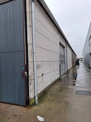 Stockageloods van +/- 650 m² te huur te Putte.De loods maakt deel uit van een groter geheel.Er zijn twee toegangspoorten voorzien.Betonnen...