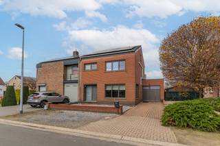 Instapklare, gerenoveerde gezinswoning met 3 slaapkamers en tuin.
Deze charmante en gerenoveerde gezinswoning, oorspronkelijk gebouwd in 1970, is rustig gelegen aan de rand van het centrum en biedt een ideale combinatie van ruimte, comfort en energiezuinigheid.
Bij het betreden van de woning kom je in de inkomhal, die toegang verleent tot de trap naar de verdieping en de leefruimte. De lichtrijke woonkamer vormt het hart van de woning en sluit naadloos aan op de keuken. Vanuit de keuken bereik je de veranda, een extra troef die zorgt voor een mooie overgang tussen binnen en buiten. Op het gelijkvloers bevindt zich tevens een praktische wasplaats met douche.
Op de eerste verdieping vinden we drie slaapkamers, elk met voldoende ruimte en lichtinval, evenals een badkamer uitgerust met een ligbad.
Verder beschikt de woning over een ruime zolder en een kelder, ideaal als extra bergruimte.
De oorspronkelijke garage werd omgevormd tot een ruime en praktische berging, perfect voor het stockeren van fietsen, gereedschap en andere materialen. Deze multifunctionele ruimte biedt tal van mogelijkheden.
Achteraan geniet je van een onderhoudsvriendelijke tuin waar het heerlijk vertoeven is in alle rust en privacy.
Dankzij de aanwezigheid van zonnepanelen, een thuisbatterij van 10 kWh, een vernieuwde hoogrendementsketel, airconditioning, een geïsoleerd dak en volledig vernieuwde ramen, scoort deze woning bovendien uitstekend op vlak van energiezuinigheid en hedendaags wooncomfort.