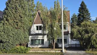 Te renoveren charmante fifties villa met grote achterliggende parktuin, zijdelingse oprijlaan naar dubbele garage met achterliggend magazijn langs...