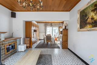 Deze te renoveren woning biedt een uitstekende kans voor wie op zoek is naar een huis met veel potentieel. Dankzij de ruime indeling en de grote tuin is dit een ideale plek om een warme thuis van te maken. De grote garage/loods biedt enorm veel potentieel.
Bij binnenkomst betreed je de inkomhal, die leidt naar een aangename leefruimte met veel lichtinval. Aansluitend bevindt zich de keuken, met toegang tot de kelder.
Tevens is er nog een wasplaats, apart toilet en de badkamer.
Op de eerste verdieping zijn er drie volwaardige slaapkamers en bureauruimte of dressing.
Buiten geniet je van een ruime tuin, perfect voor ontspanning of speelruimte. De aanwezigheid van een ruime garage/ loods en een oprit zorgen voor extra comfort en parkeergelegenheid. Gelegen in een aangename buurt, dichtbij voorzieningen en met vlotte verbindingen naar omliggende steden en gemeenten.
Graag een bezoek mail naar Els@cornelis-goeman.be