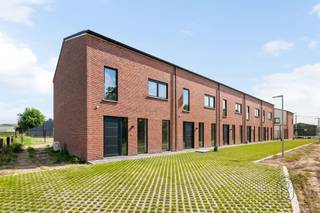 Energiezuinig nieuwbouwproject in landelijk gebied, 6% BTW!Ontdek dit kleinschalige nieuwbouwproject in het rustige en landelijke Bavikhove gelegen lanfs de Eerste Aardstraat, waar hedendaags wooncomfort en een aangename ligging perfect samengaan. Deze energiezuinige woningen zijn afgewerkt met kwalitatieve materialen en voorzien van de nieuwste technieken, wat garant staat voor een lage energiefactuur en optimaal wooncomfort.Elke woning beschikt over een ruime en lichtrijke leefruimte, een volledig geïnstalleerde keuken, een stijlvolle badkamer en 3 volwaardige slaapkamers. Dankzij de doordachte indeling en kwalitatieve afwerking zijn de woningen volledig instapklaar.Bovendien geniet u, indien u aan de voorwaarden voldoet, van het verlaagde btw-tarief van slechts 6%, wat deze woningen extra interessant maakt.Troeven:- Landelijke en rustige ligging in Bavikhove- Energiezuinige nieuwbouwwoningen- 3 volwaardige slaapkamers- Ruime, lichtrijke leefruimte- Volledig geïnstalleerde keuken en badkamer- Kwalitatieve afwerkingAankoop mogelijk aan 6% btw (onder voorwaarden)Interesse? Contacteer ons vrijblijvend voor meer informatie of een afspraak.