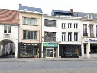 Bent u op zoek naar een centraal gelegen kantoorruimte in Mechelen? Deze instapklare kantoorruimte op de 1ste verdieping biedt u niet alleen een vlotte bereikbaarheid, maar ook een prachtig uitzicht op de iconische Sint-Romboutstoren.<br /><br />Indeling:<br />Kantoorruimte van ca. 24 m² (3,20 m x 7,60 m)<br />Gezamenlijke inkomhal met gescheiden dames- en herentoiletten<br />Gezamenlijke keuken en wachtruimte<br /><br />Maandelijkse provisie: €150<br />Inclusief elektriciteit, waterverbruik, centrale verwarming en kosten voor gemeenschappelijke delen.<br /><br />Ligging:<br />Gelegen in het centrum van Mechelen, op wandelafstand van winkels, horeca en openbaar vervoer.<br /><br />Het is mogelijk een autostaanplaats bij te huren aan 75 euro/maand<br /><br />Interesse? Neem vandaag nog contact op voor meer informatie of een bezichtiging via info@immovos.be of 0479 35 71 72.